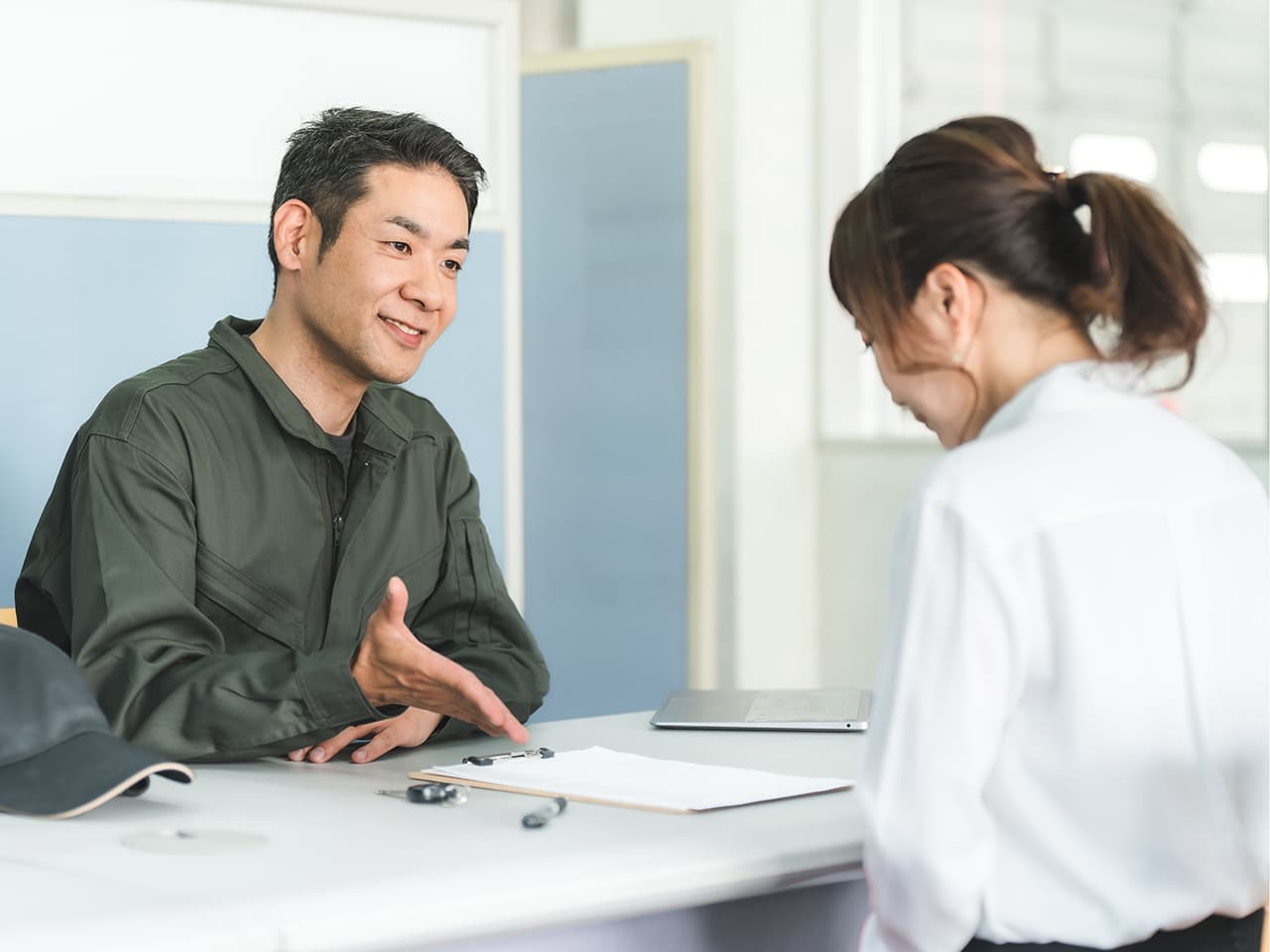 男性整備士が女性に説明をしている様子